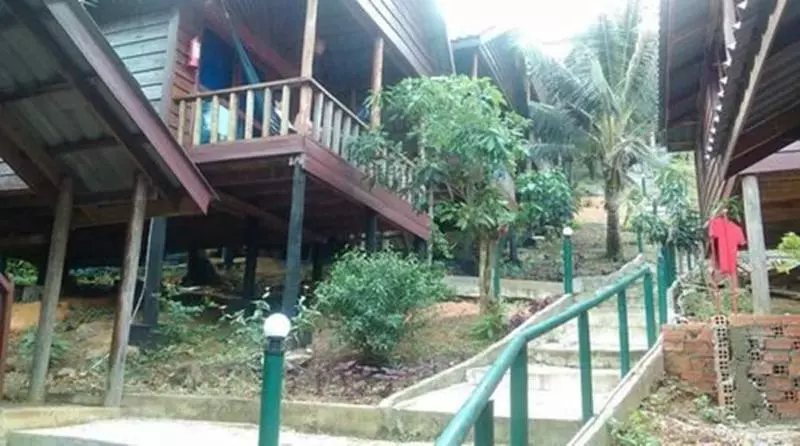 هتل Happy Elephant Bungalows