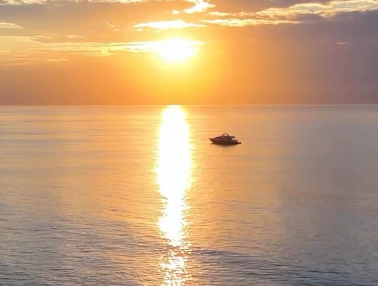 Luxury And Mordern Beachfront Condo By Bt Homes