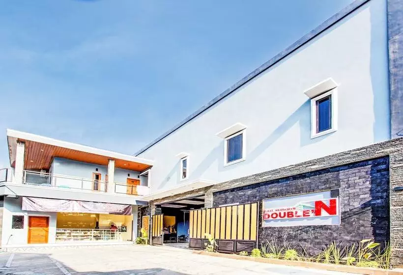 Hotelli Oyo 94124 Ekslusive Double N