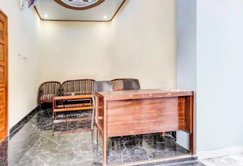 Hotelli Oyo 94124 Ekslusive Double N