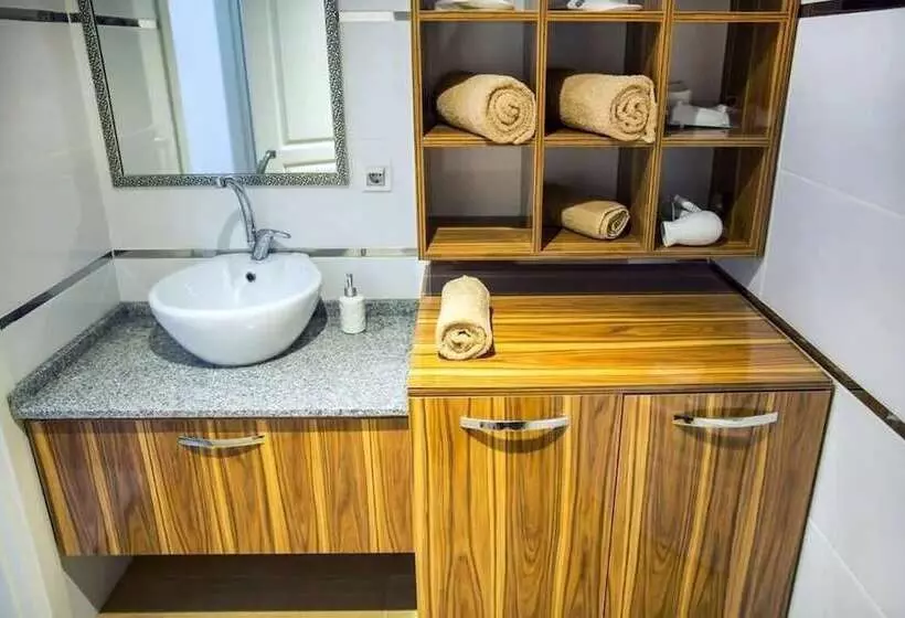 Smyrna Homes & Suits