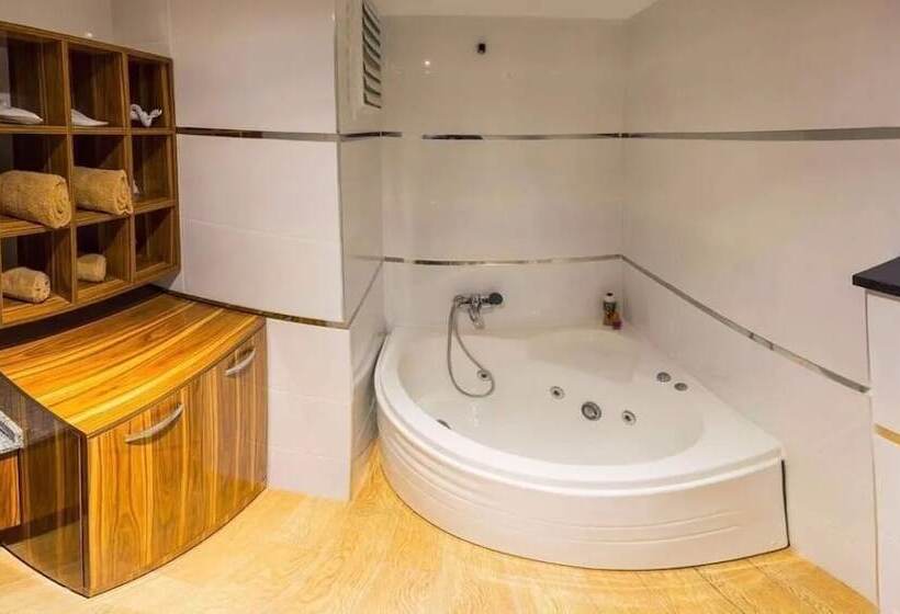 Smyrna Homes & Suits