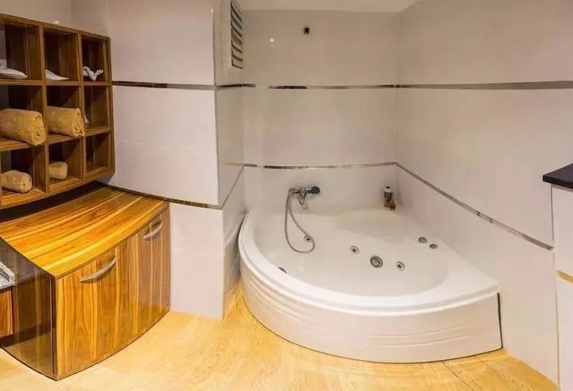 Smyrna Homes & Suits