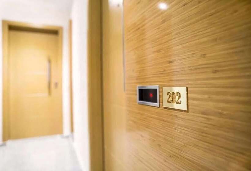 Smyrna Homes & Suits