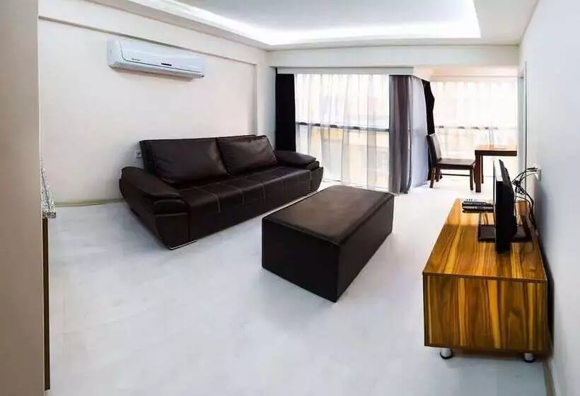 Smyrna Homes & Suits