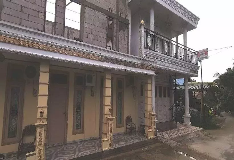 Hotelli Oyo 94078 Azzahra Homestay Syariah