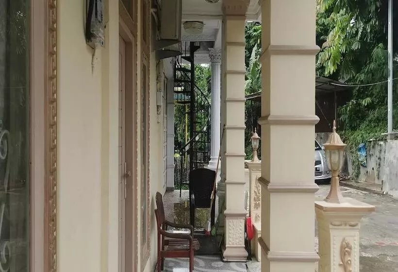 Hotelli Oyo 94078 Azzahra Homestay Syariah