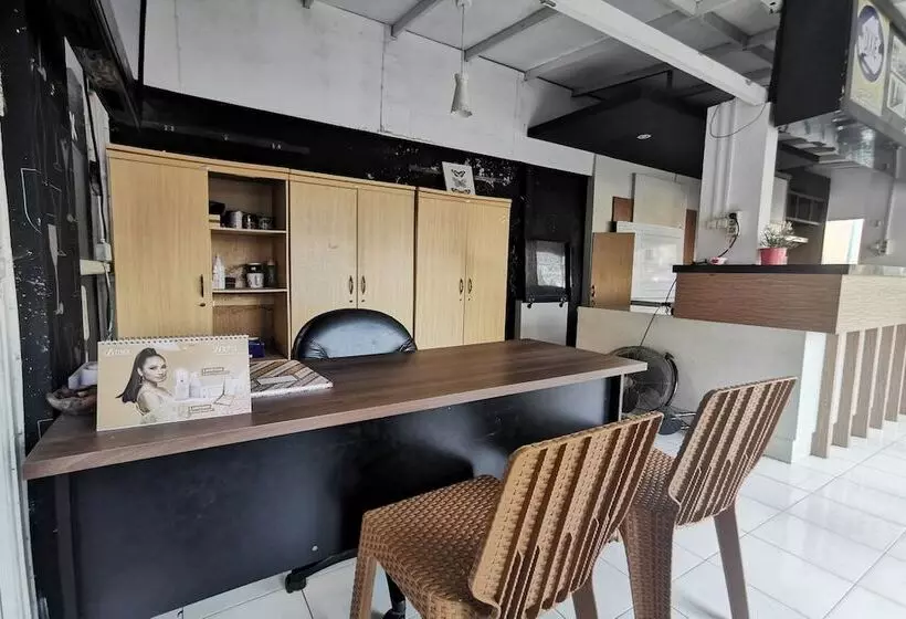 Hotelli Oyo 94078 Azzahra Homestay Syariah