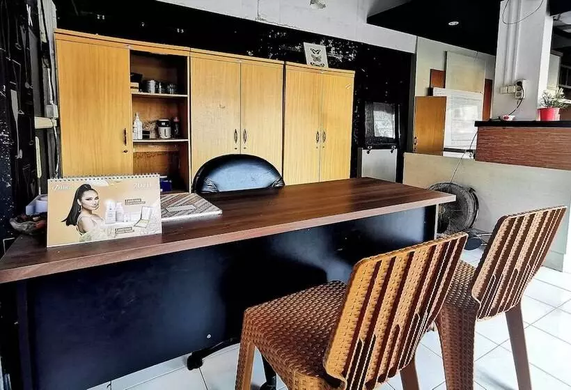 Hotelli Oyo 94078 Azzahra Homestay Syariah