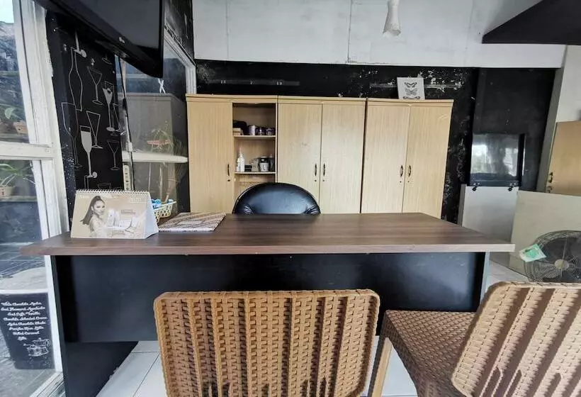 Hotelli Oyo 94078 Azzahra Homestay Syariah