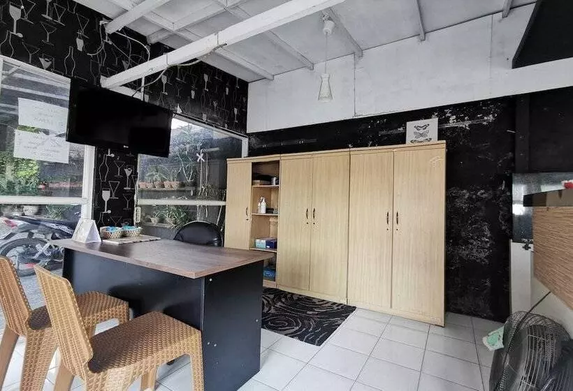 Hotelli Oyo 94078 Azzahra Homestay Syariah