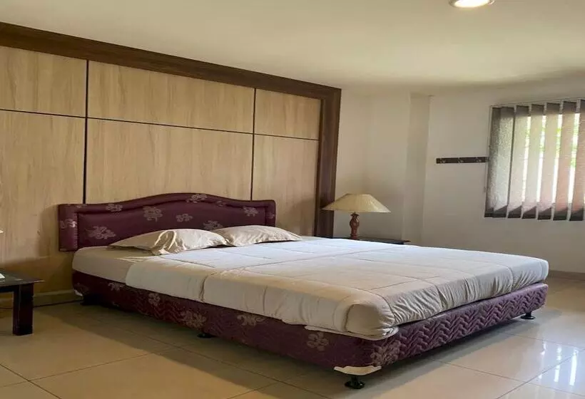 Hotelli Oyo 94106 Kitarooms Property