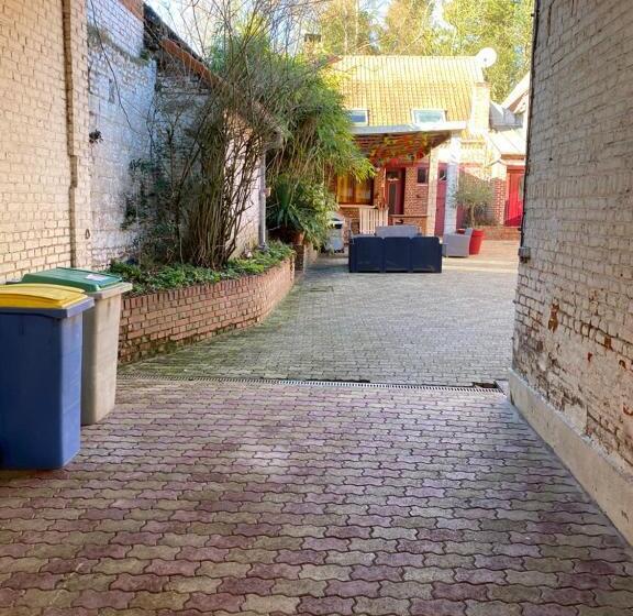 Bed and Breakfast La Fermette à Achicourt Chambre Zen, Lit Double Avec Grand Bureau Donnant Sur Cour Au Carré