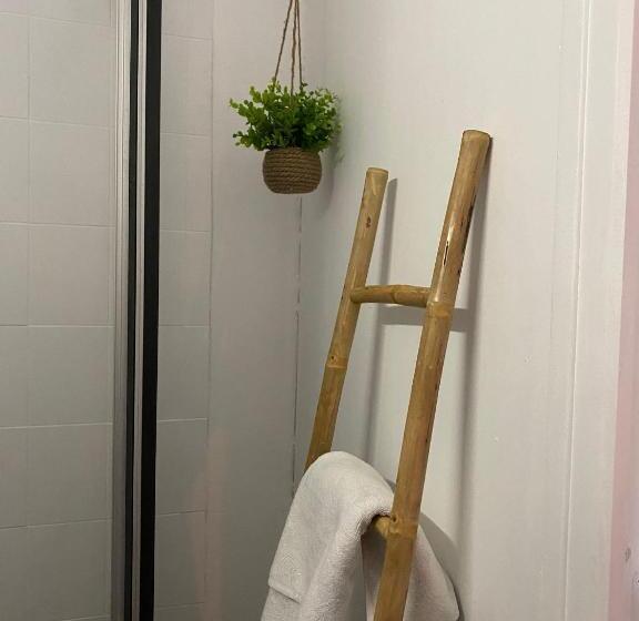 Bed and Breakfast La Fermette à Achicourt Chambre Zen, Lit Double Avec Grand Bureau Donnant Sur Cour Au Carré