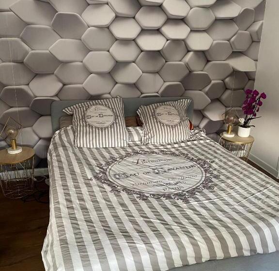 Bed and Breakfast La Fermette à Achicourt Chambre Zen, Lit Double Avec Grand Bureau Donnant Sur Cour Au Carré