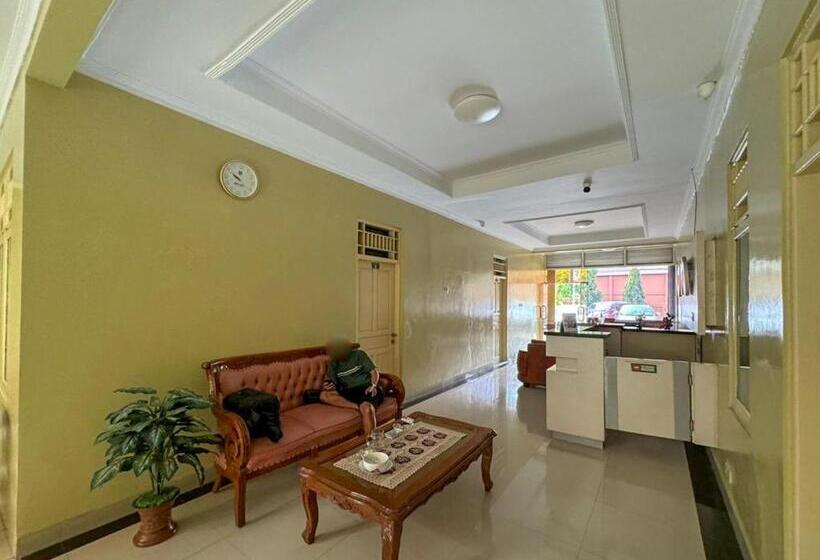 هتل Reddoorz At Shabrina Homestay Syariah Maguwo