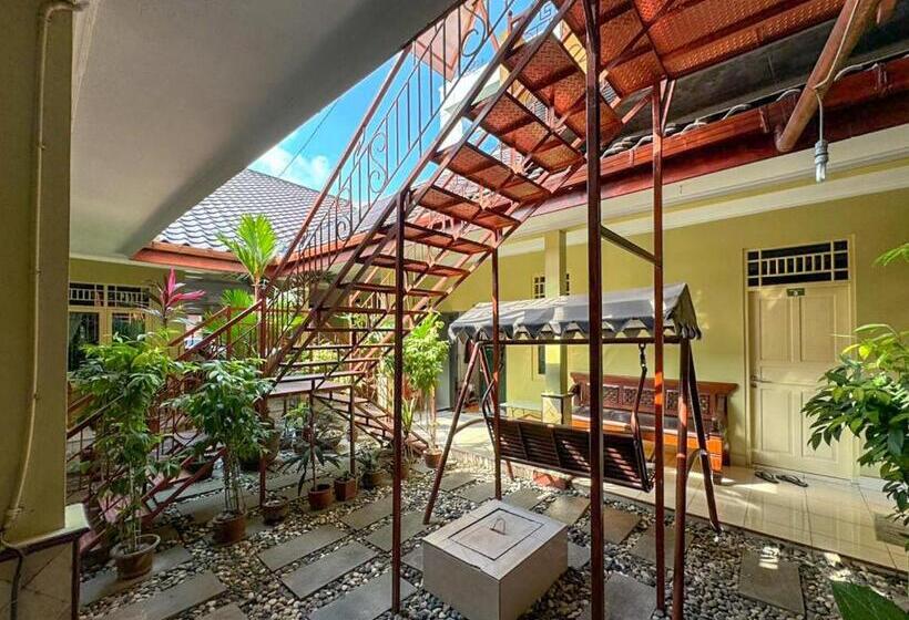 هتل Reddoorz At Shabrina Homestay Syariah Maguwo