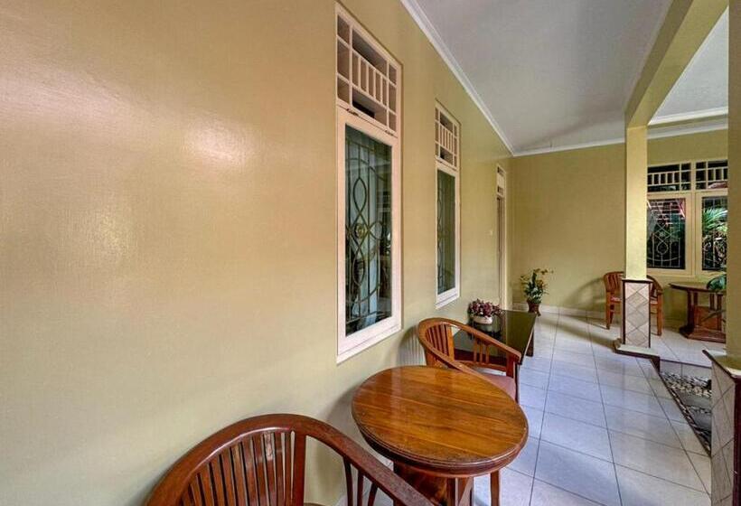 هتل Reddoorz At Shabrina Homestay Syariah Maguwo