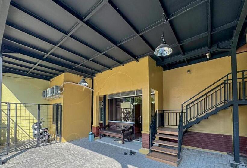 هتل Reddoorz At Shabrina Homestay Syariah Maguwo