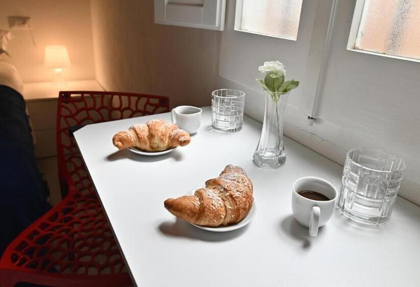 Пансион Izzhome City Heart Rooms