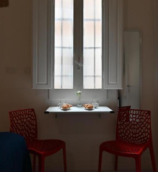 Пансион Izzhome City Heart Rooms