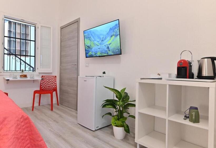 Пансион Izzhome City Heart Rooms