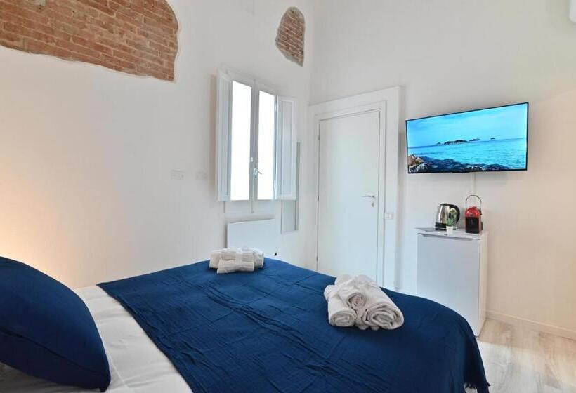 Пансион Izzhome City Heart Rooms