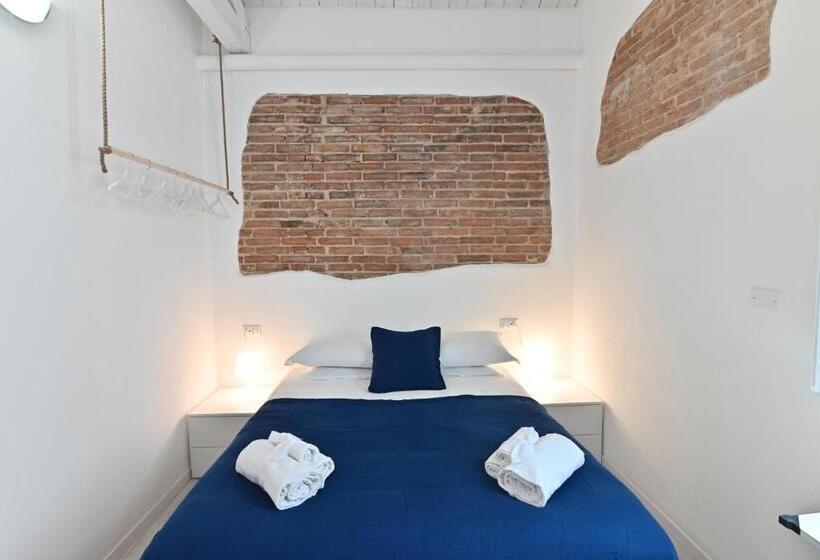 Пансион Izzhome City Heart Rooms