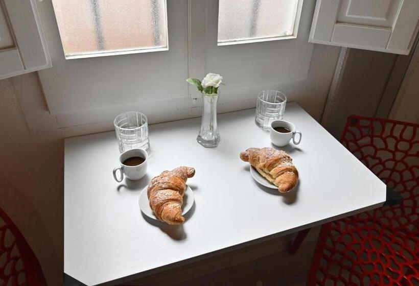 Пансион Izzhome City Heart Rooms