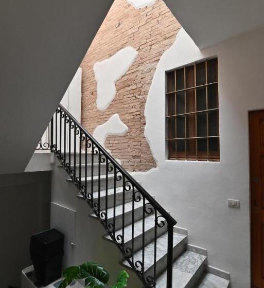 Пансион Izzhome City Heart Rooms