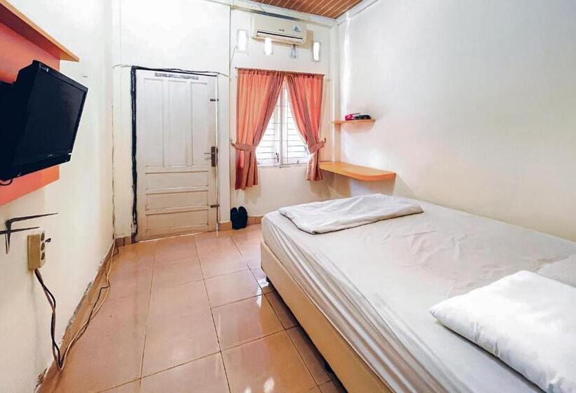 Szálloda Amira House Kisaran Redpartner