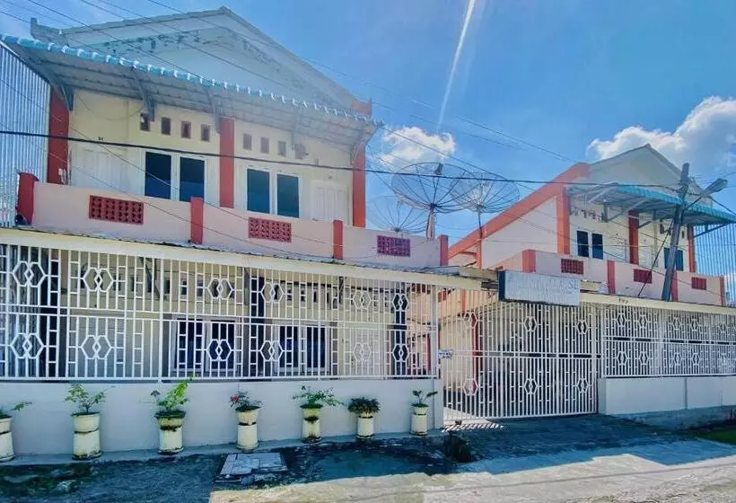 Hotelli Amira House Kisaran Redpartner