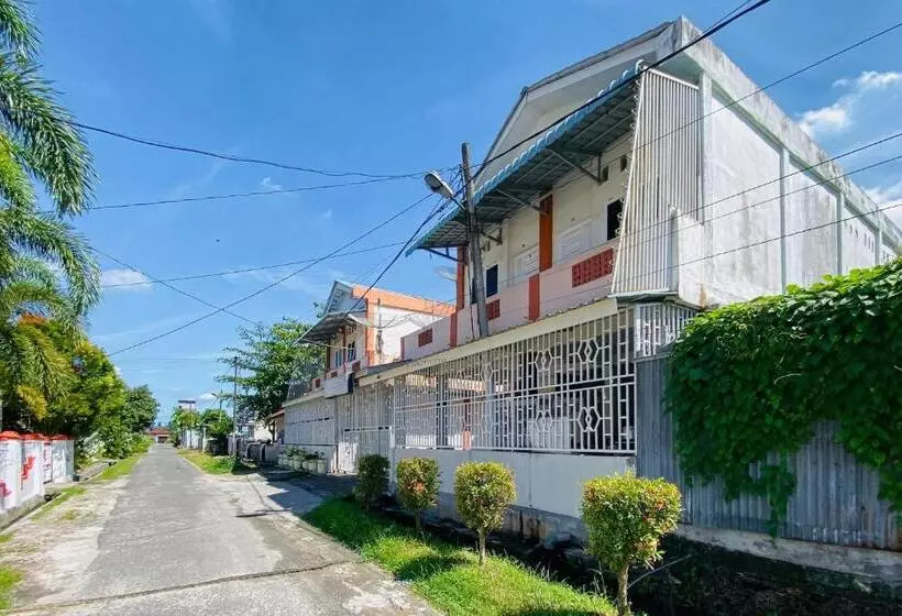 Hotelli Amira House Kisaran Redpartner