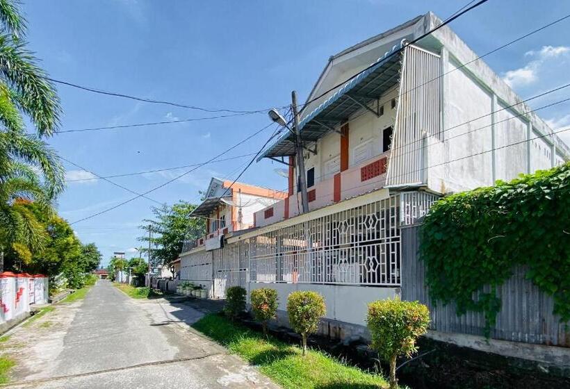 Szálloda Amira House Kisaran Redpartner