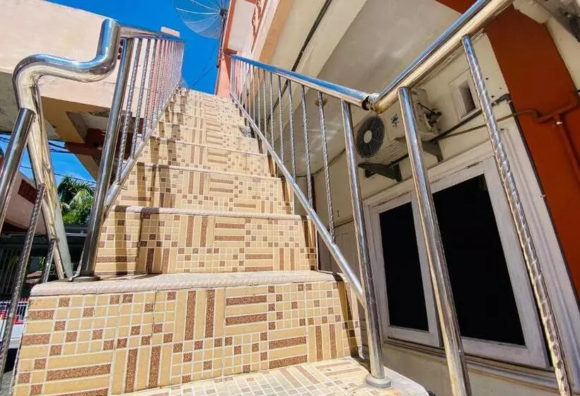 Hotelli Amira House Kisaran Redpartner