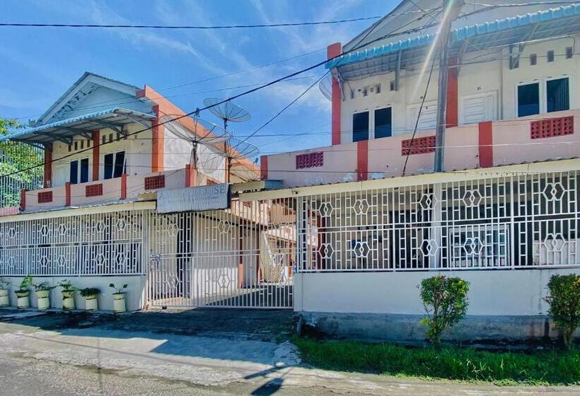 Szálloda Amira House Kisaran Redpartner