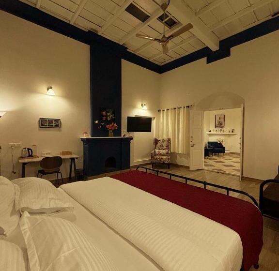 Отель North Avenue Suites