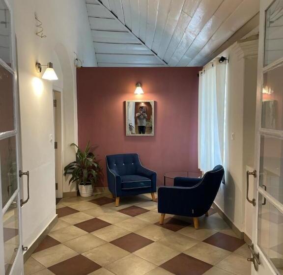 Отель North Avenue Suites