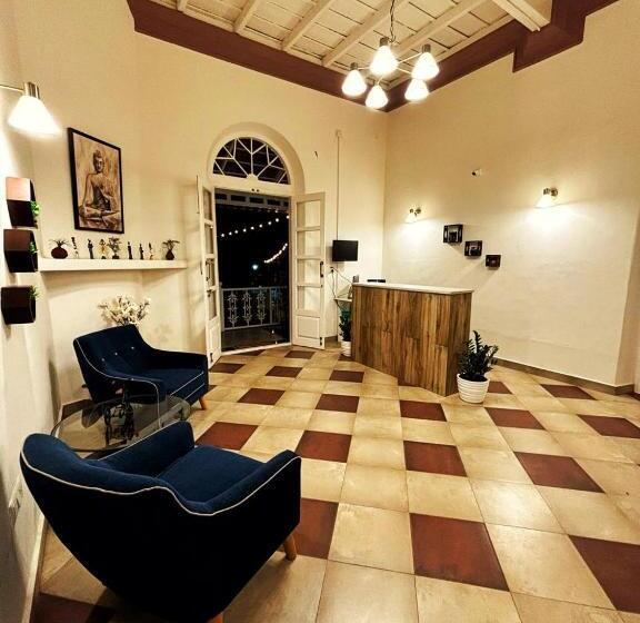 Отель North Avenue Suites