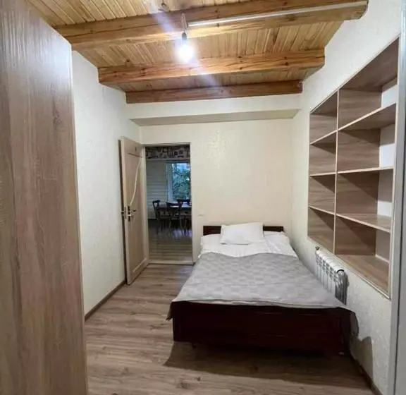 هاستل Milikbek Dodikhudo