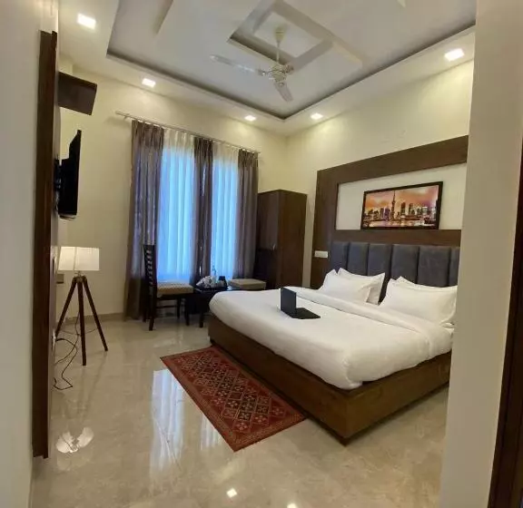 ホテル Shambhu Classic Inn