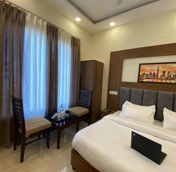 호텔 Shambhu Classic Inn