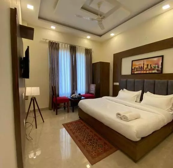 ホテル Shambhu Classic Inn
