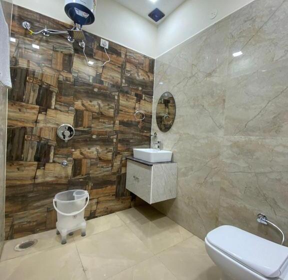 호텔 Shambhu Classic Inn