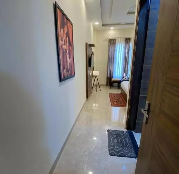 ホテル Shambhu Classic Inn