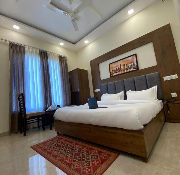 호텔 Shambhu Classic Inn