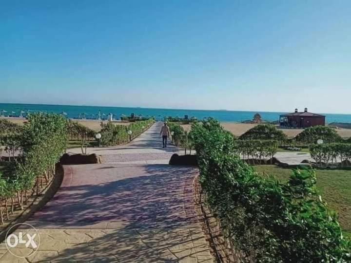 استراحتگاه لاسرينا عيون موسي راس سدر أرضي بجاردن فيو بحر وعلي البيسين للعائلات فقط