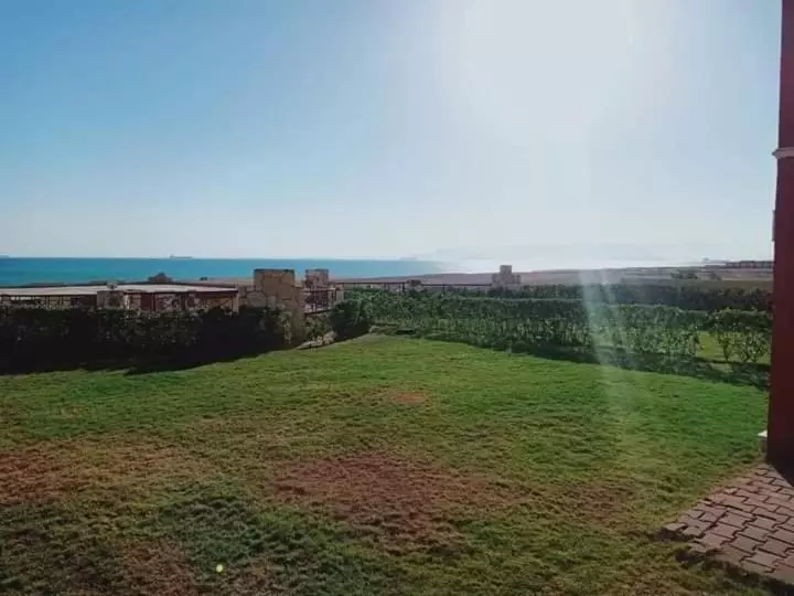 استراحتگاه لاسرينا عيون موسي راس سدر أرضي بجاردن فيو بحر وعلي البيسين للعائلات فقط