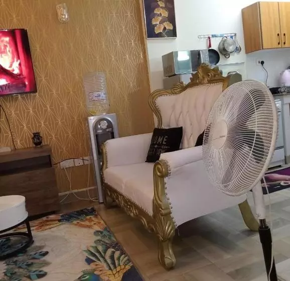 تختخواب و صبحانه Breezy Studio