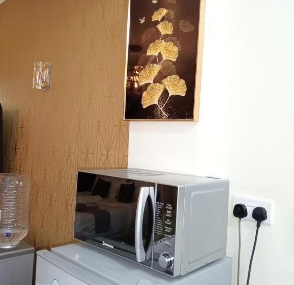 تختخواب و صبحانه Breezy Studio